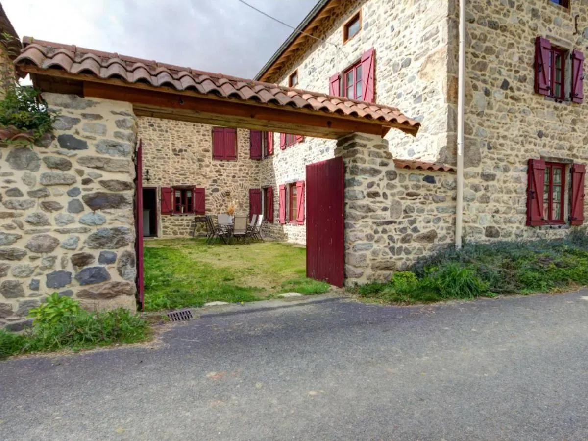Gite Charmant Avec Cheminee, Terrasse, Et Jardin Prive A Saint-Just-En-Bas - Fr-1-496-19 France